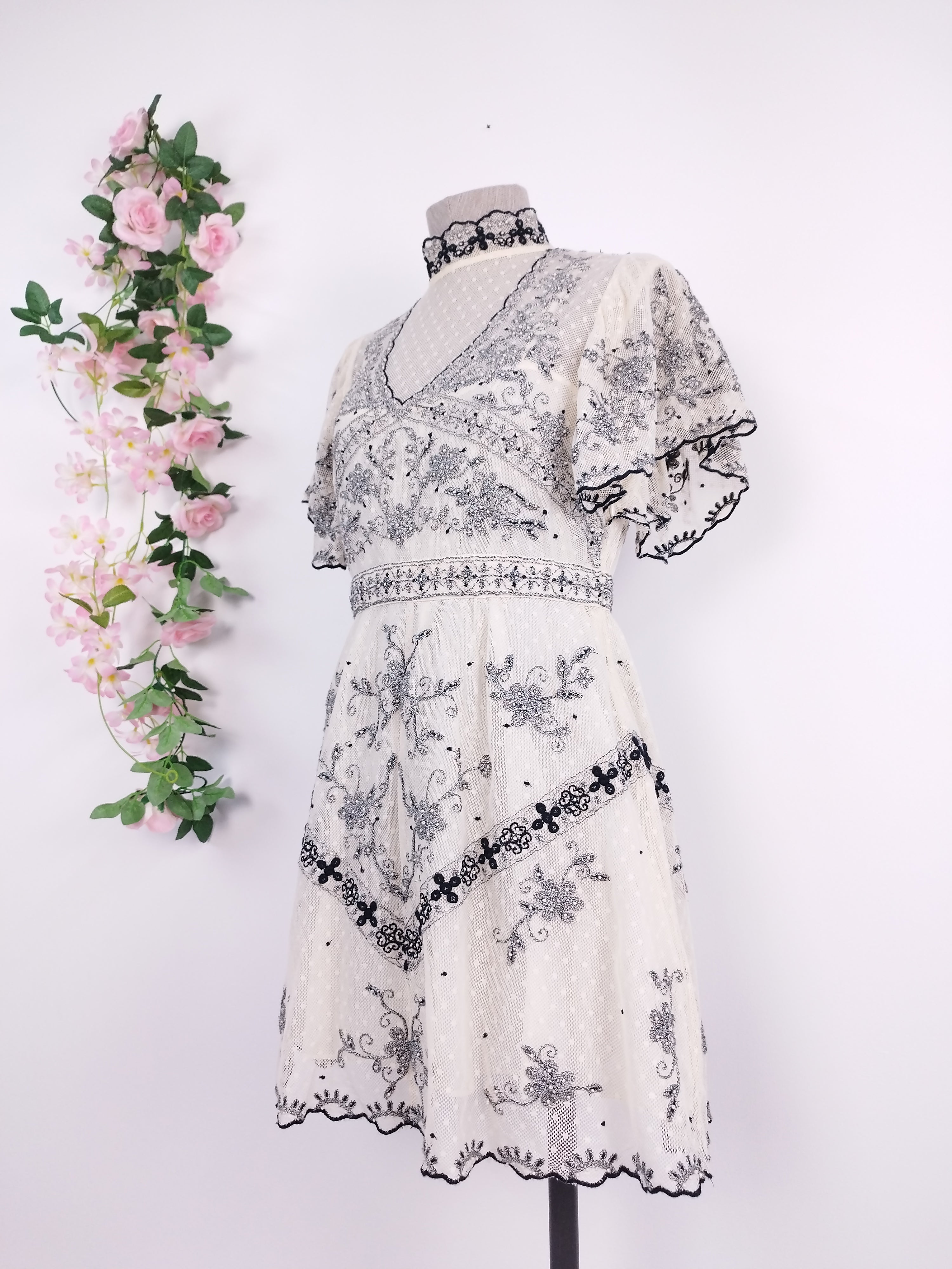 Vestido ZARA Romántico Encaje y Bordado