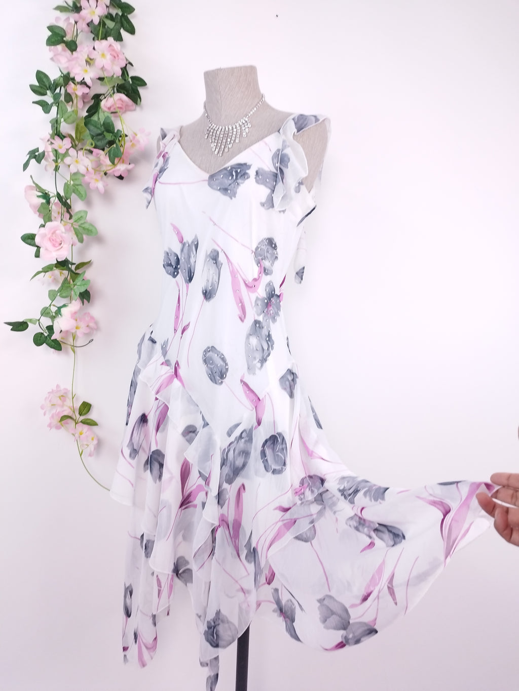 White floral Y2K chiffon dress — Vintage 2000s ruffled wedding guest