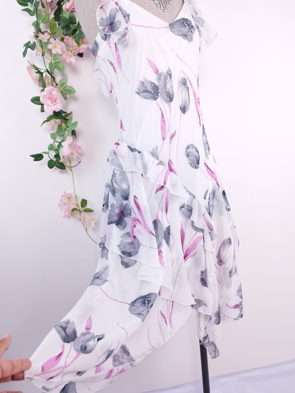 White floral Y2K chiffon dress — Vintage 2000s ruffled wedding guest